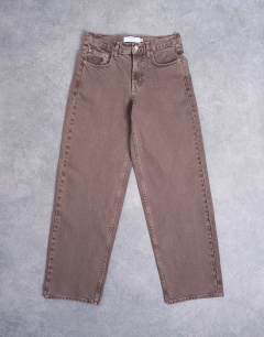 Model wearing Cinch low rise relaxed jeans in otter