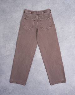 Model wearing Cinch low rise relaxed jeans in otter