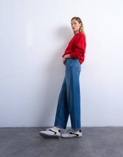 Model wearing Cinch low rise relaxed jeans in vintage blue