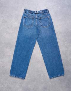 Model wearing Cinch low rise relaxed jeans in vintage blue