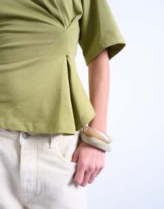 Model wearing Cinch waist structured tee in khaki
