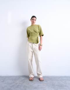 Model wearing Cinch waist structured tee in khaki