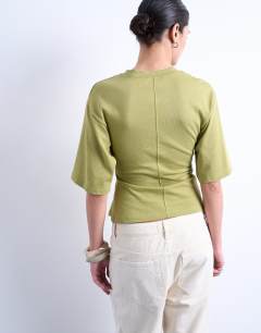 Model wearing Cinch waist structured tee in khaki