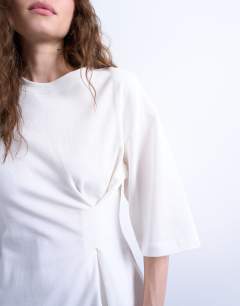 Model wearing Cinch waist structured tee in white