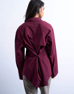 Model wearing Cinched oversized poplin shirt in burgundy