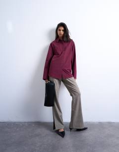 Model wearing Cinched oversized poplin shirt in burgundy