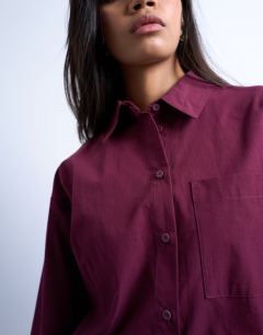 Model wearing Cinched oversized poplin shirt in burgundy