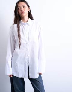 Cinched oversized poplin shirt in white
