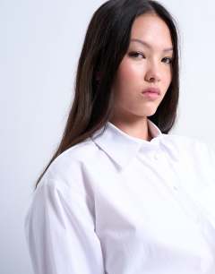 Model wearing Cinched oversized poplin shirt in white