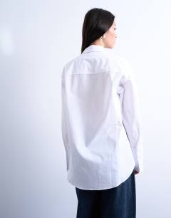 Model wearing Cinched oversized poplin shirt in white