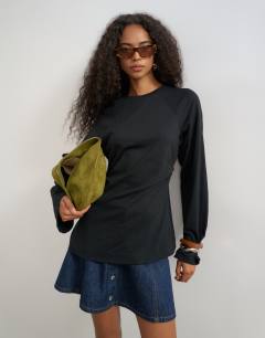 Cinched waist long sleeve raglan t-shirt in black