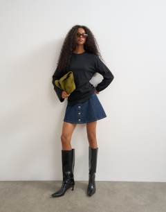 Model wearing Cinched waist long sleeve raglan t-shirt in black