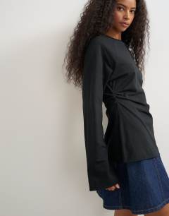 Model wearing Cinched waist long sleeve raglan t-shirt in black