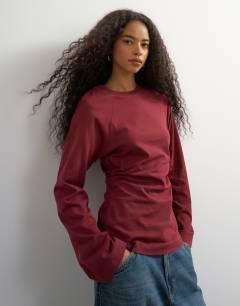 Model wearing Cinched waist long sleeve raglan t-shirt in washed burgundy