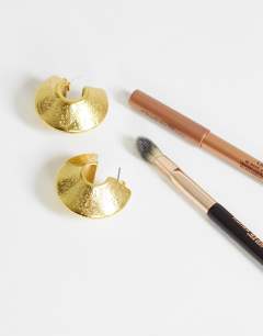 Model wearing Cindy textured chunky hoop earring in gold