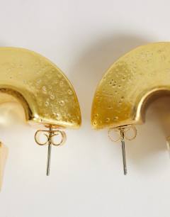 Model wearing Cindy textured chunky hoop earring in gold