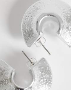 Model wearing Cindy textured chunky hoop earring in silver tone