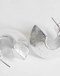 Model wearing Cindy textured chunky hoop earring in silver tone