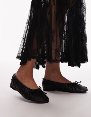 Topshop - Claire - Geraffte Ballerinas aus Leder in Schwarz