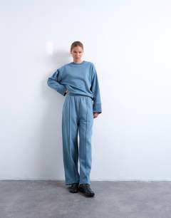 Model wearing Clean oversized deep cuff sweat in blue