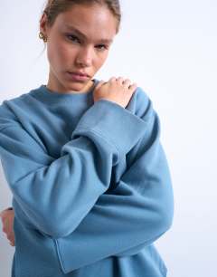 Model wearing Clean oversized deep cuff sweat in blue