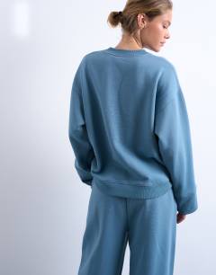 Model wearing Clean oversized deep cuff sweat in blue