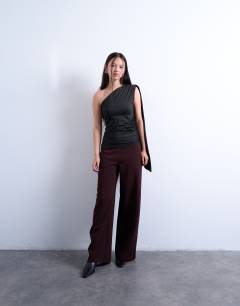 Clean pull on tailored trouser in burgundy