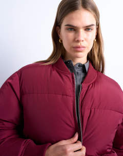 Model wearing Clean rib collar puffer jacket in burgundy