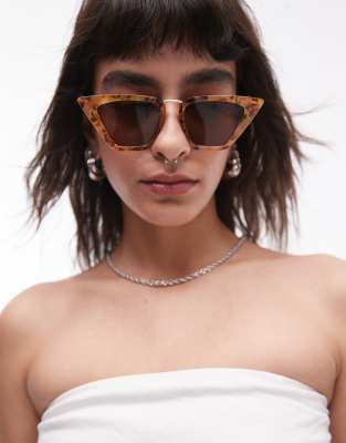 Topshop - Clove - Abgewinkelte Cat-Eye-Sonnenbrille in orangefarbener Schildpatt-Optik-Bunt