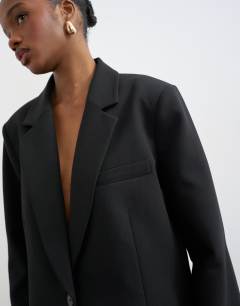 Model wearing Co ord 2 button relaxed fit blazer in black