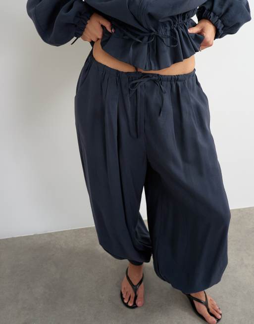 Topshop co ord ballonbukser med bindebælte i navy, 2 af 5
