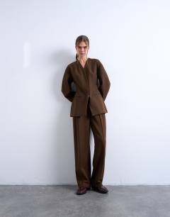 Model wearing Co ord collarless ovoid sleeve blazer in chocolate