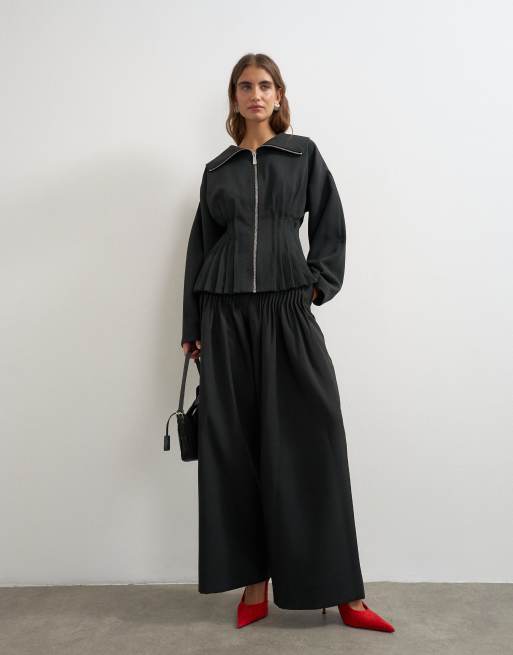 Topshop – Set in Schwarz, bestehend aus Hose mit weitem Bein und Bundfaltendetail und taillierter Trainingsjacke, 2 von 3