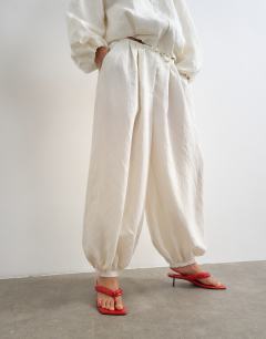Model wearing Co ord modal balloon trouser in ecru