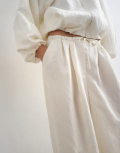 Model wearing Co ord modal balloon trouser in ecru