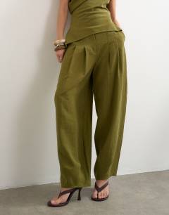 Model wearing Co ord pleated trouser in khaki