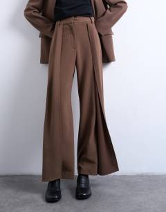Model wearing Co ord pleated volume trouser in mushroom