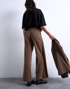 Model wearing Co ord pleated volume trouser in mushroom