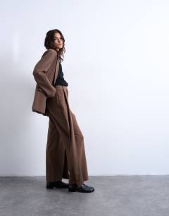 Model wearing Co ord pleated volume trouser in mushroom