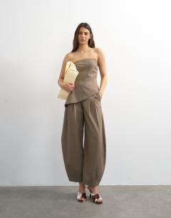 Model wearing Co ord raw hem barrel leg tailored trouser in brown