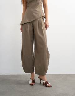 Model wearing Co ord raw hem barrel leg tailored trouser in brown