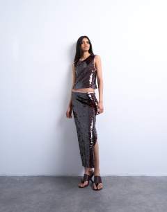 Model wearing Co-ord sequin contrast shell top in wine