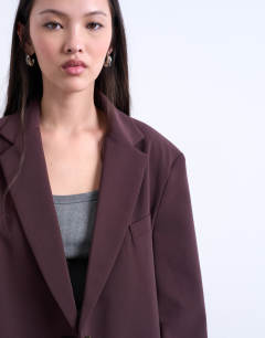 Model wearing Co ord slouchy chuck on blazer in plum chocolate