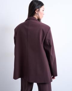 Model wearing Co ord slouchy chuck on blazer in plum chocolate