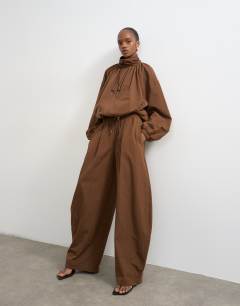 Co ord techy lightweight ovoid trouser in chocolate