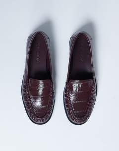 Model wearing Coby ruched toe croc loafer in burgundy