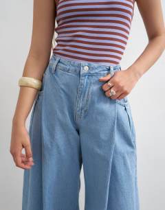 Model wearing Cocoon mid rise barrel jean in bleach