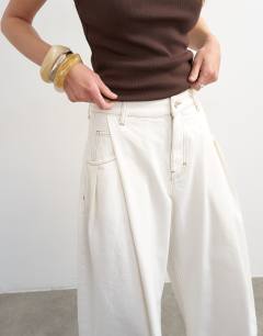 Model wearing Cocoon mid rise barrel jean in bone