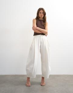 Model wearing Cocoon mid rise barrel jean in bone