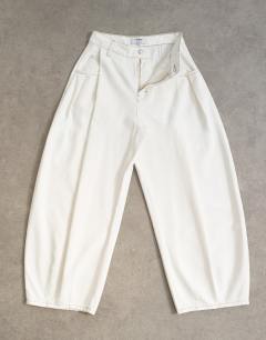 Model wearing Cocoon mid rise barrel jean in bone
